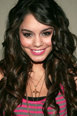 normal_vanessaannehudgens-dot-net_radiodisneyconcert2006-001.jpg